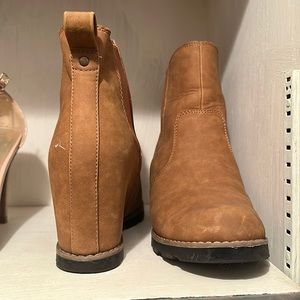 Camel wedge boots